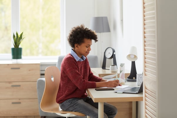 Student learning online at home 